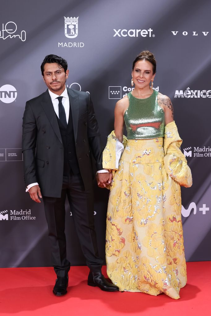 Kate del Castillo reaparece sonriente junto a su novio, Edgar Bahena, y roba miradas sobre la alfombra roja 