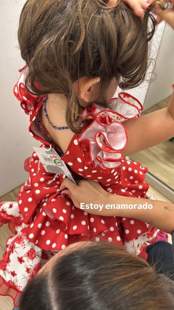 Índigo estaba muy emocionada probándose los looks de Flamenca 
