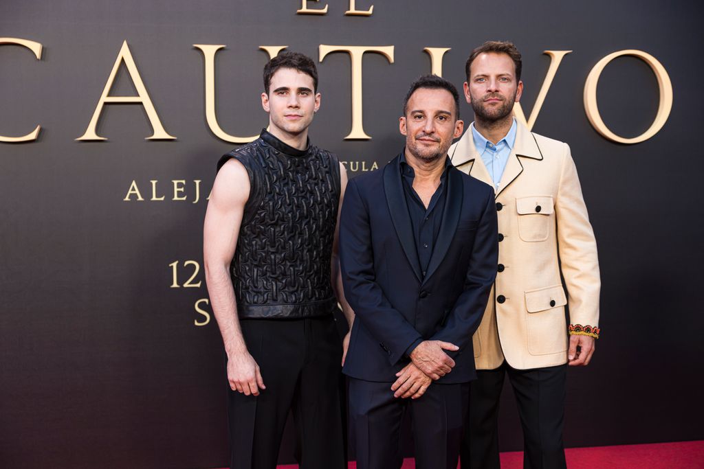 Alessandro Borghi (en la derecha), junto a Alejandro Amenábar y Julio Peña en la premier de 'El Cautivo' en Madrid