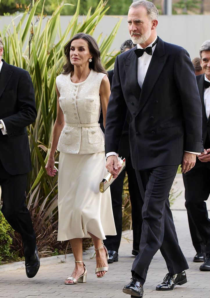 Reina Letizia con vestido blanco y sandalias doradas de Aquazzura