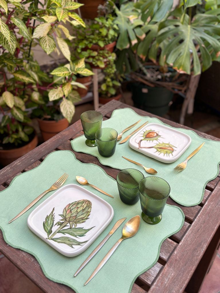 Mesa de verano con platos cuadrados con motivos botánicos