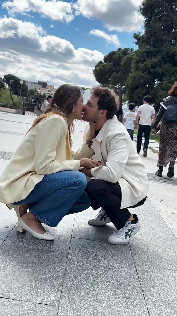 Daniela Ospina y Gabriel Coronel sellaron con un beso esta nueva promesa de amor
