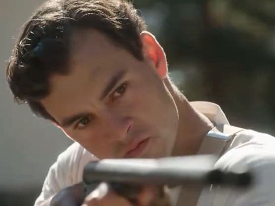 Fuera de si, Curro apunta con un arma a su hermano Manuel ¿apretará el gatillo?