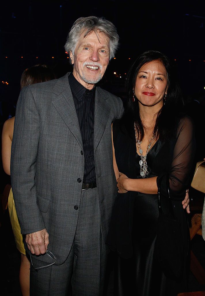 Tom Skerritt con su última esposa Julie Tokashiki en 2012