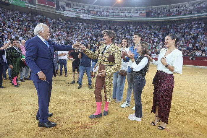 Manuel Díaz 'El Cordobés' rodeado de su familia en su despedida de los ruedos