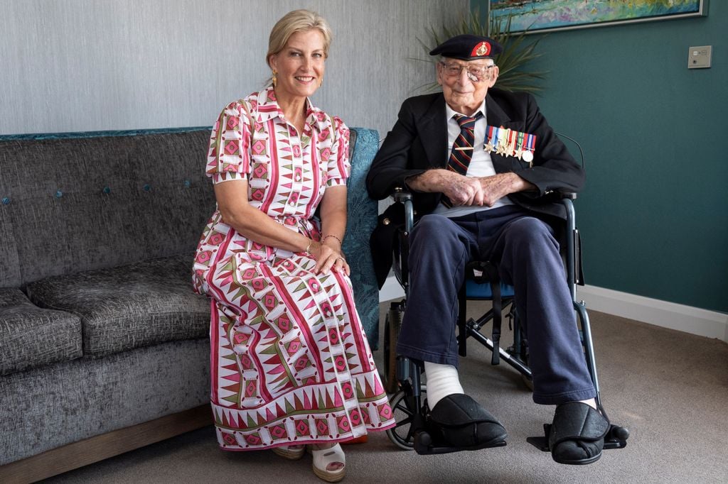 Sophie, duquesa de Edimburgo, posa junto a James 'Jin' Wren, veterano de 105 años