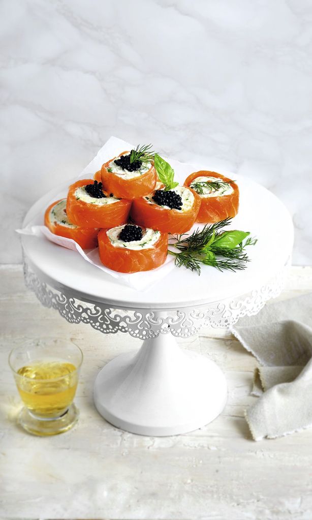 Rollitos de salmón ahumado y queso a las finas hierbas