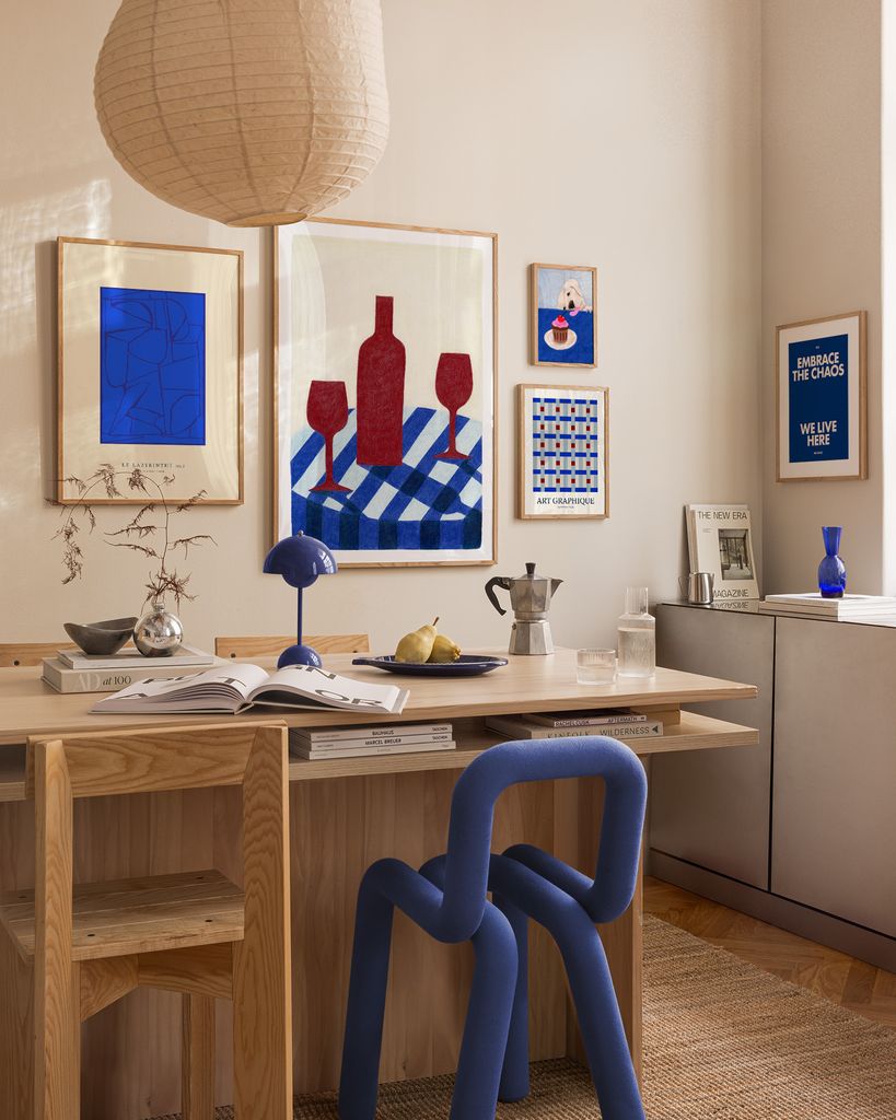 Comedor con muebles de madera y toques en azul klein