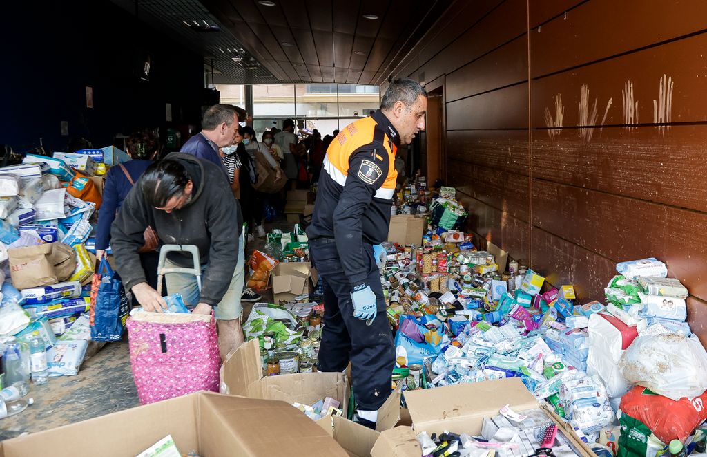 Plano medio de Voluntarios ayudando con las donaciones para Paiporta