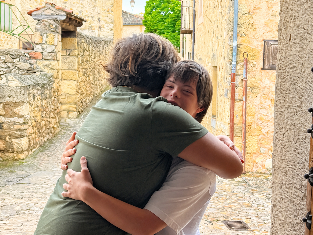 Andrea, el hijo de Nicolás Vallejo-Nágera, demuestra el enorme cariño que siente por su primo Rosco con un emotivo abrazo