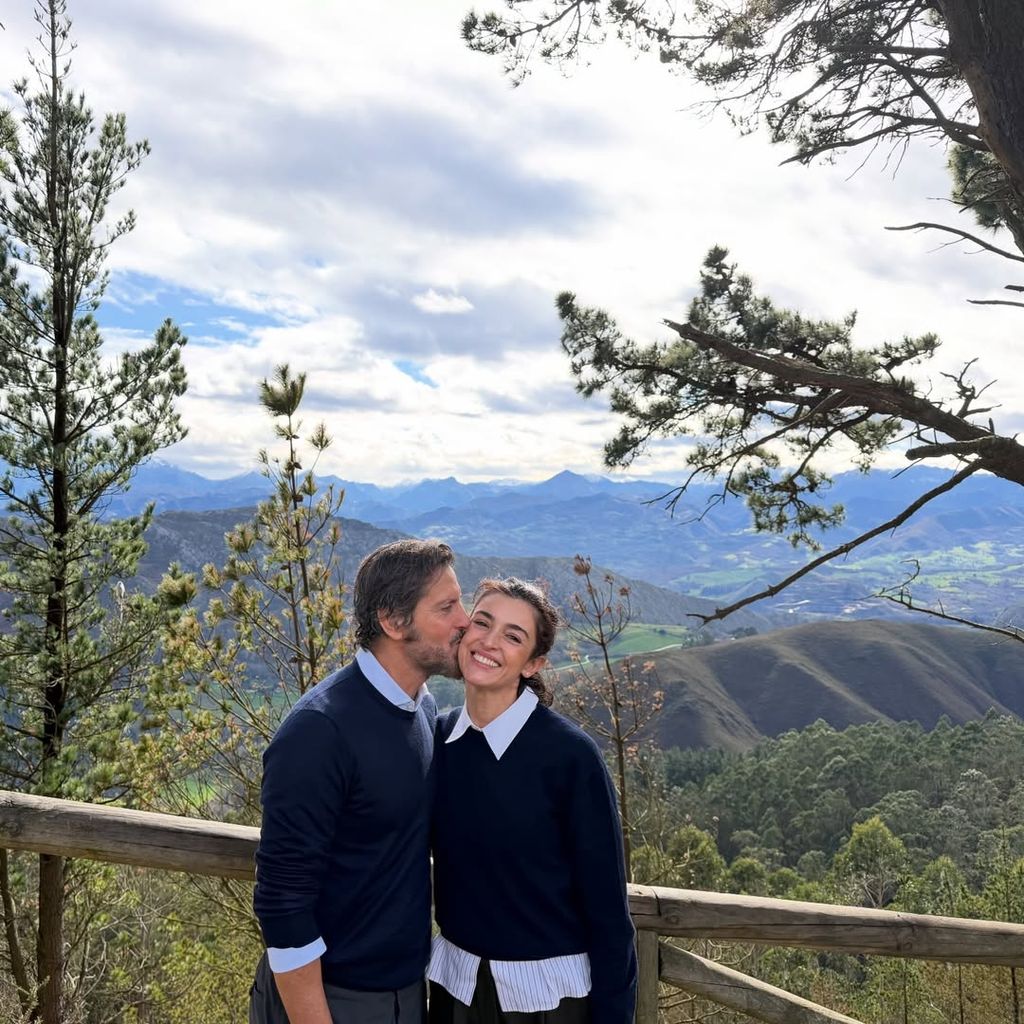 Quique Sánchez-Flores y Blanca Romero en un mirador con vista a las montañas
