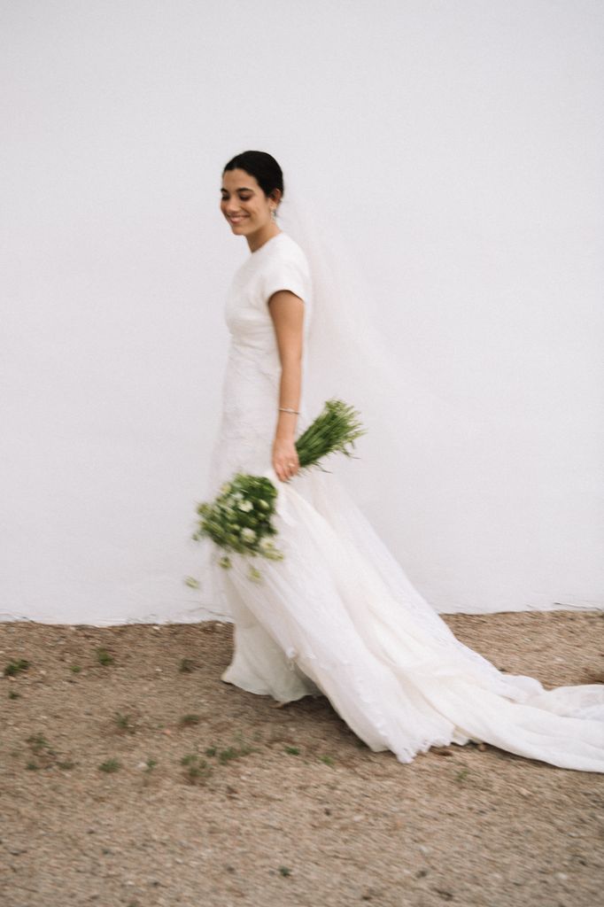 Candela y su vestido de novia creado a partir de colchas de su abuela.
