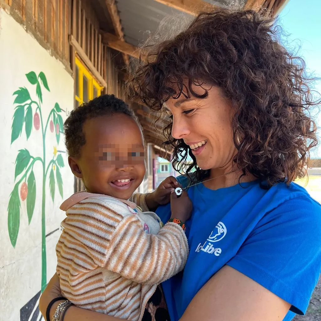 Sandra Blázquez con Lucinda, una de las muchas bebés a las que su ONG ayuda en África