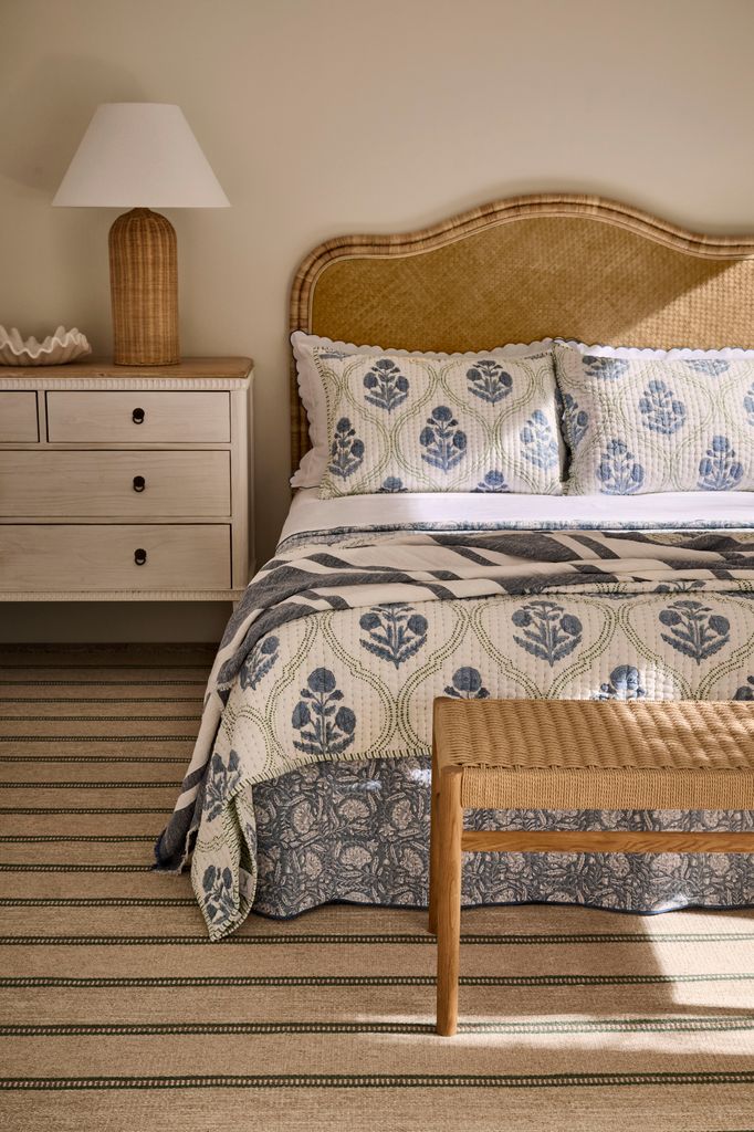 Dormitorio decorado con muebles de fibra, blanco y azul