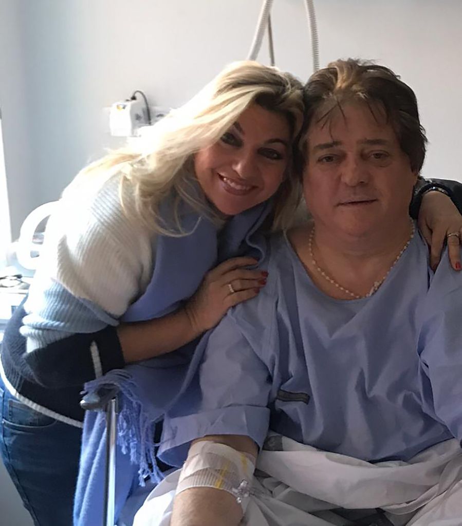 Plano medio de Vicente Ruiz 'El Soro' con su mujer en una camilla de hospital