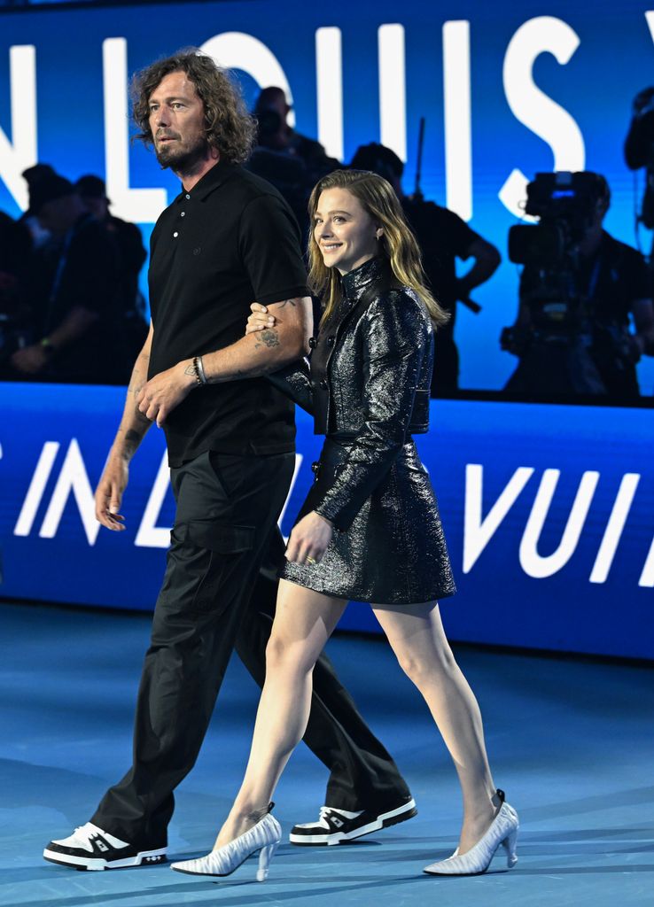 Chloë Grace Moretz y Marin Safin presentan la Norman Brookes Challenge Cup en el Australian Open, 2026.