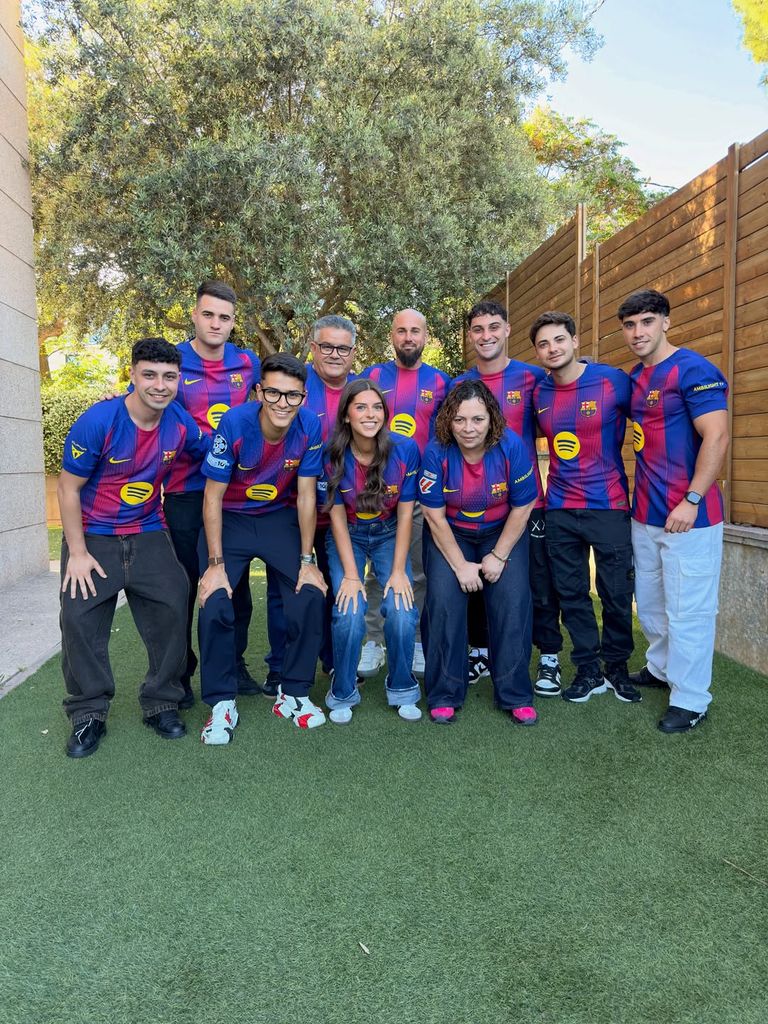 La familia, amigos y novia de Pedri, antes del partido