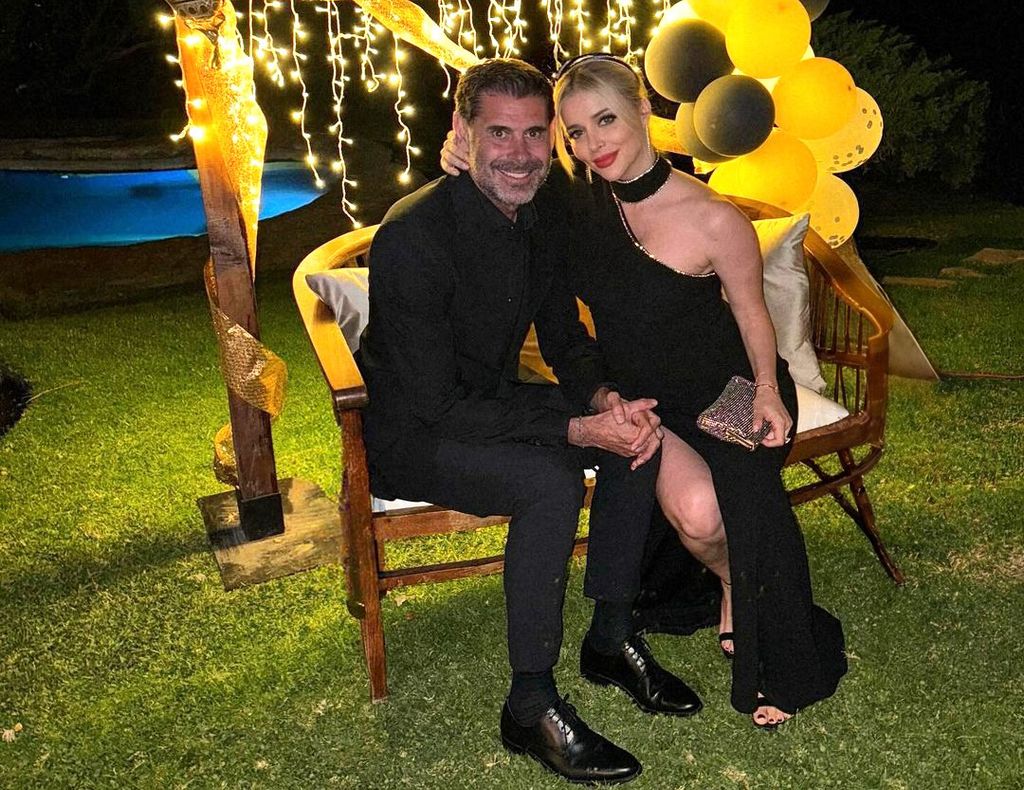 Plano medio de Fernando Hierro junto con su mujer Fani Stipkovic en un evento