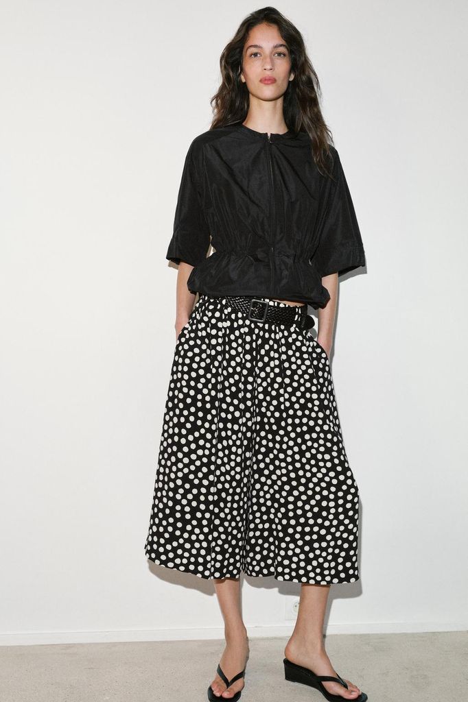 Pantalones ligeros Zara junio 2026