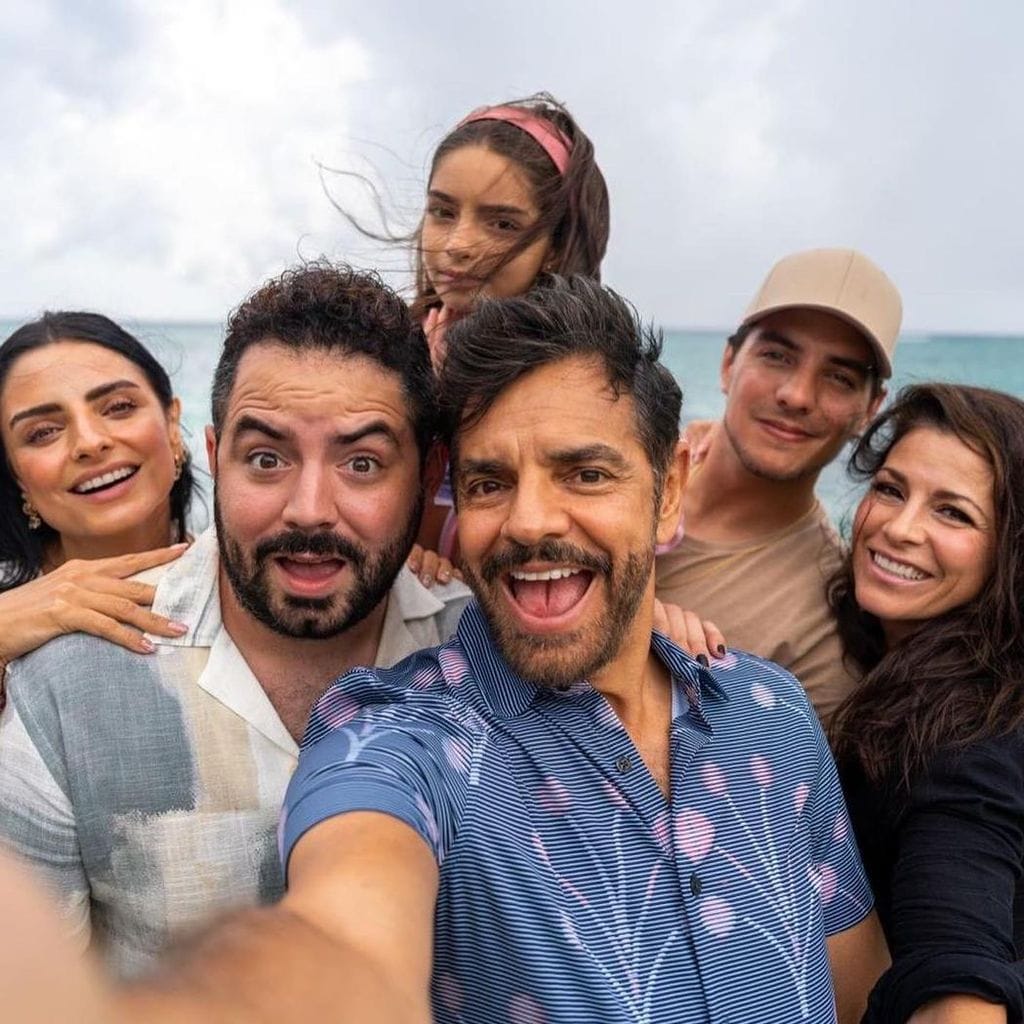 Eugenio Derbez junto a sus cuatro hijos y su esposa, Alessandra Rosaldo