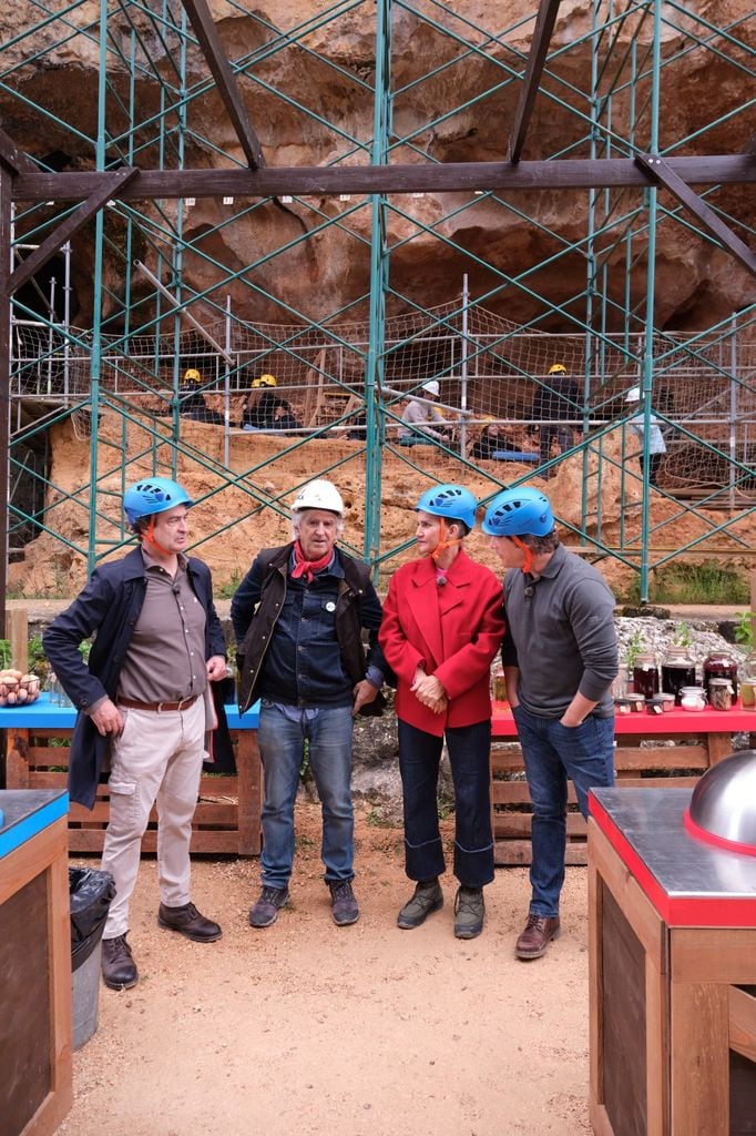 El paleotólogo Juan Luis Arsuaga, con los jueces de MasterChef en Atapuerca.