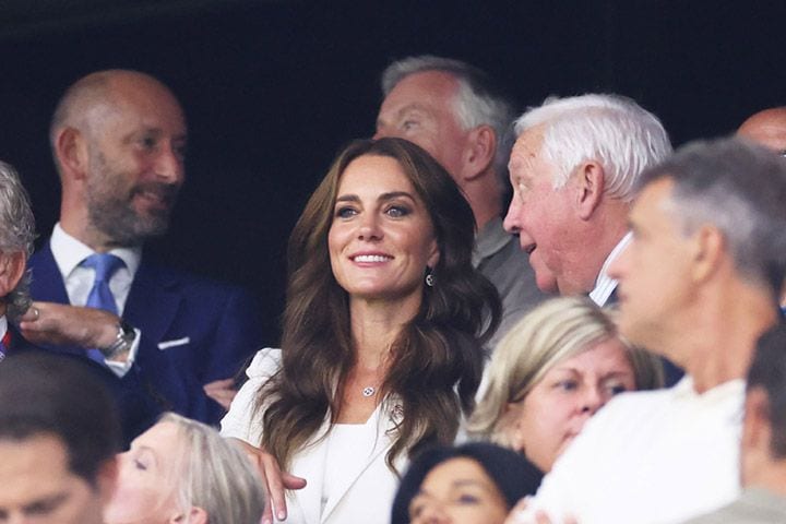 Kate Middleton derrocha elegancia en el rugby con un traje blanco y diamantes