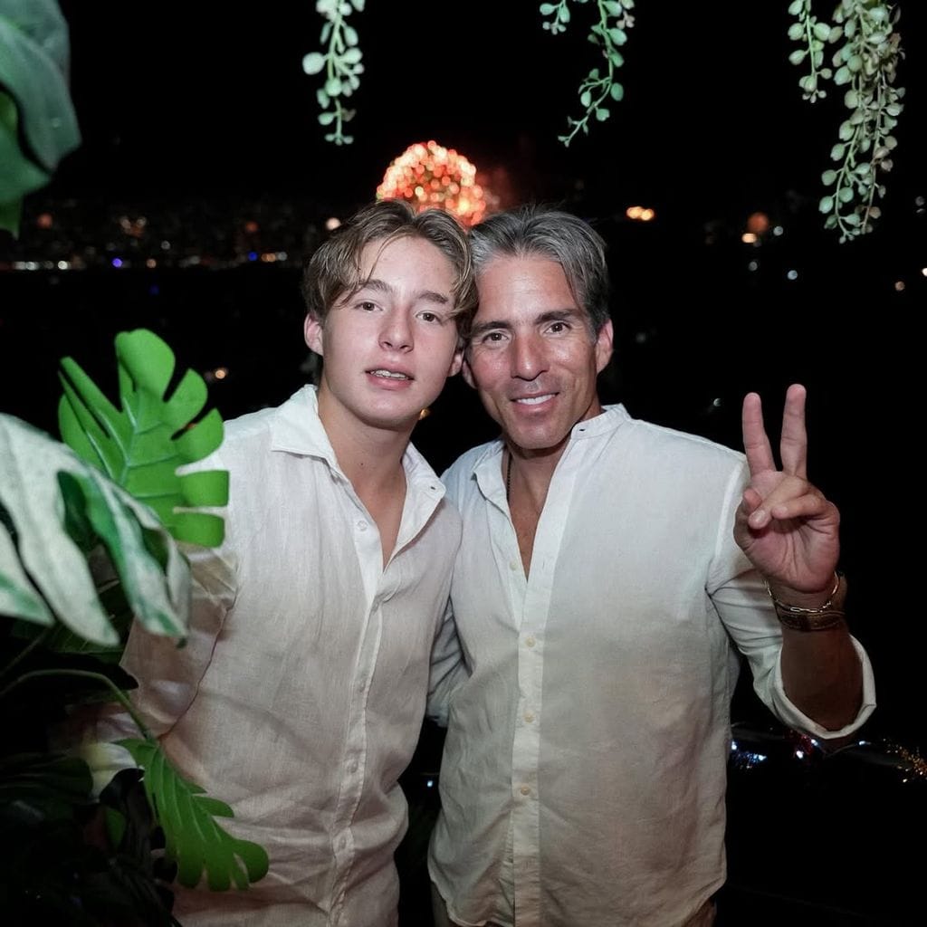 Fernando Reina junto a su hijo Mateo, en Acapulco.