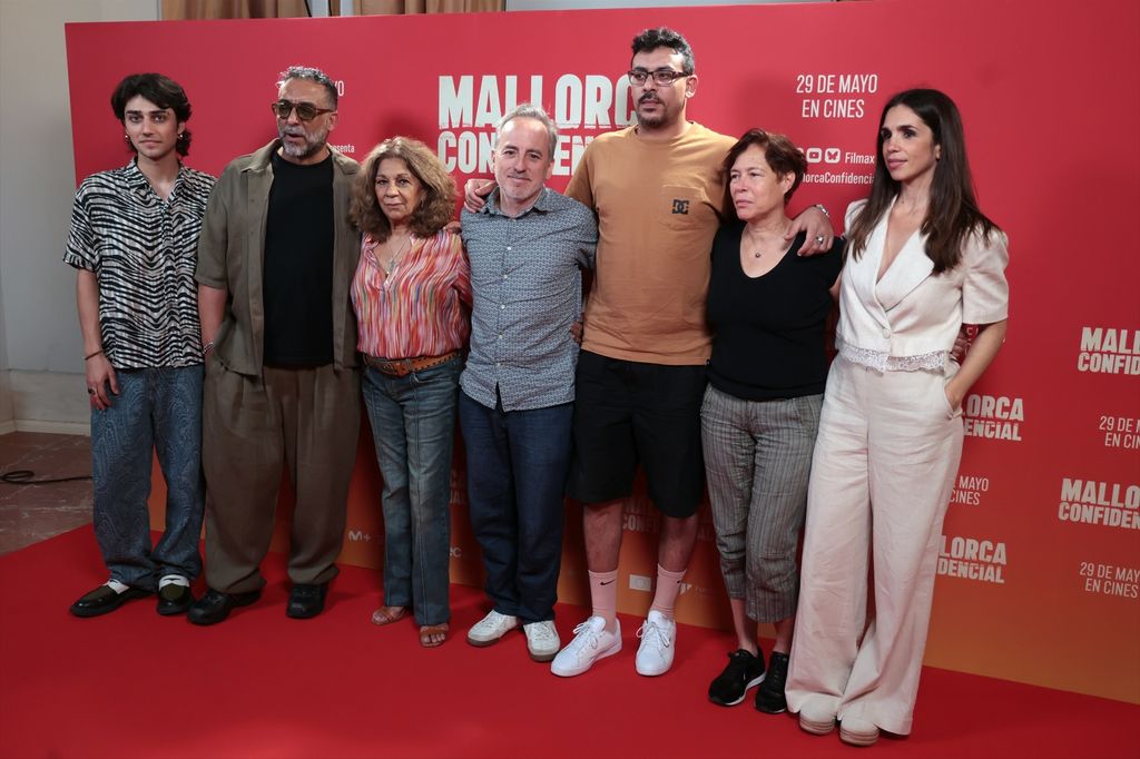 Lolita y Elena Furiase con el elenco de la película 'Mallorca Confidencial'