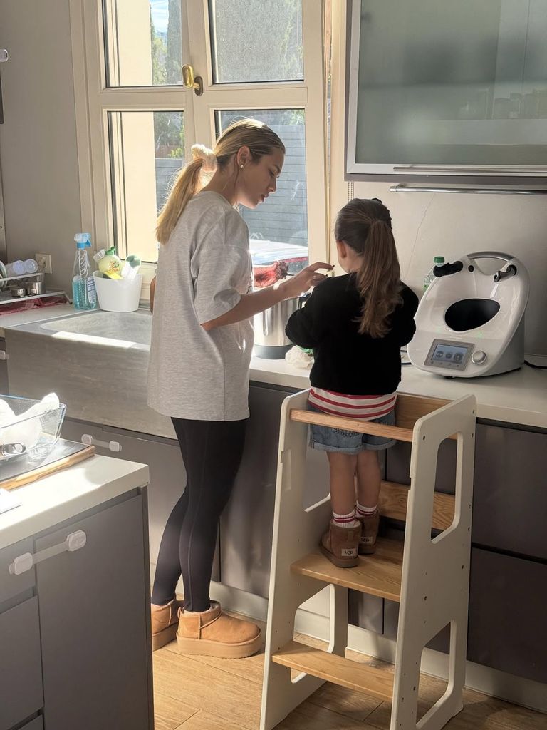 Karen, esposa de Enzo, con su hija mayor, Sia