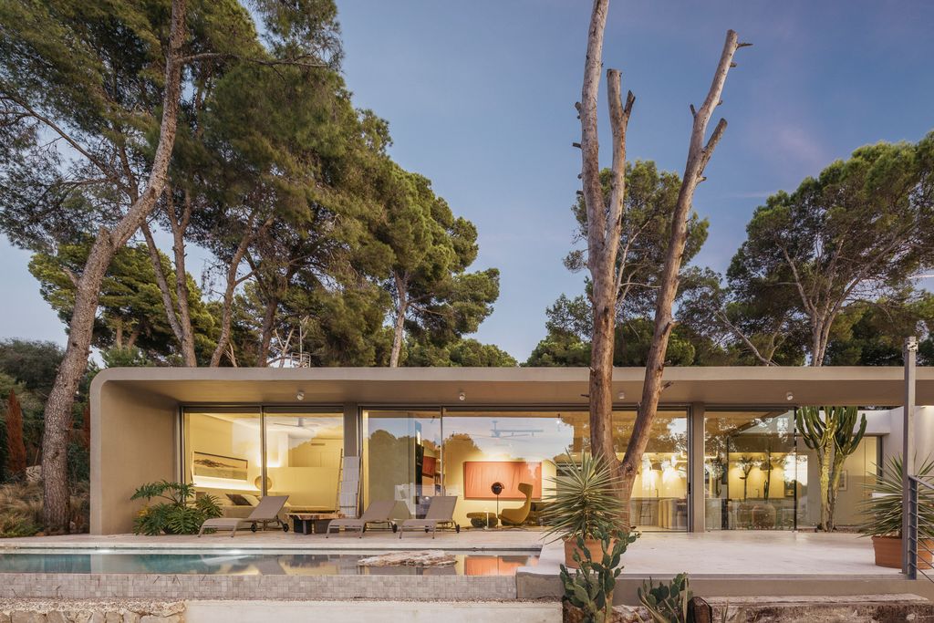Casa con fachada de cristal