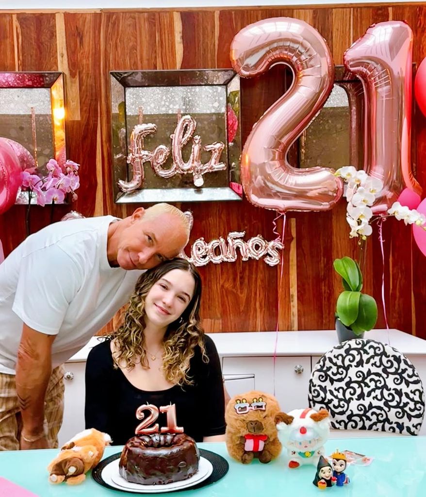 Mía también estuvo acompañada de su padre, Erik Rubín, en su íntimo festejo.