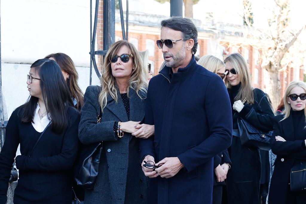 Lara Dibildos y Álvaro Muñoz Escassi durante el funeral de Laura Valenzuela en Madrid, 19 marzo 2023