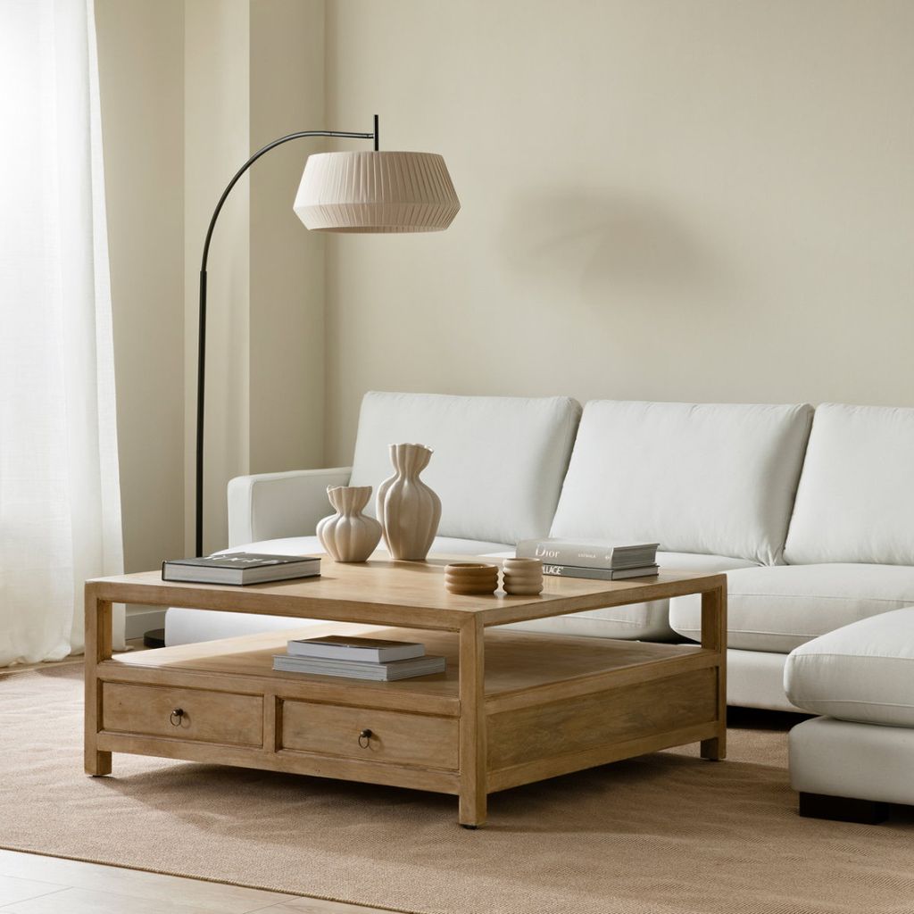 Mesa de madera con cajones inferiores
