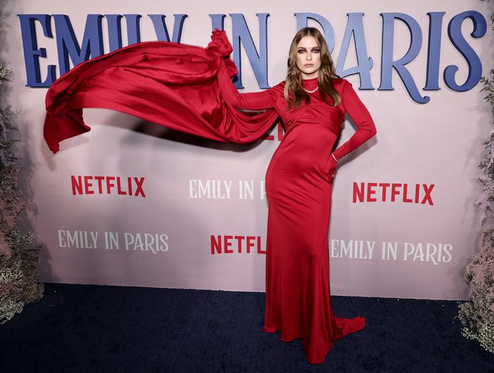 Esta actriz de Emily in Paris se apuntó al estilo de Julia Fox
