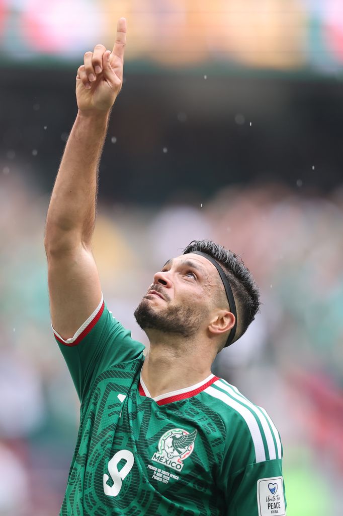 Al parecer, raúl le dedicó su gol a su fallecido padre.