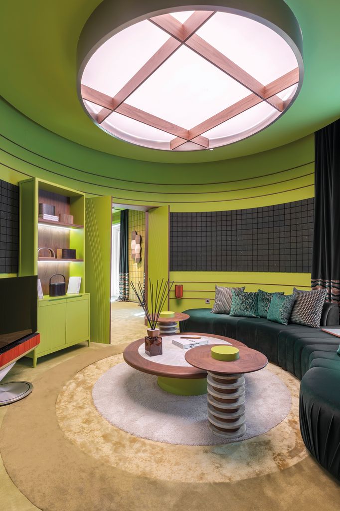Salón con paredes y techo de color verde