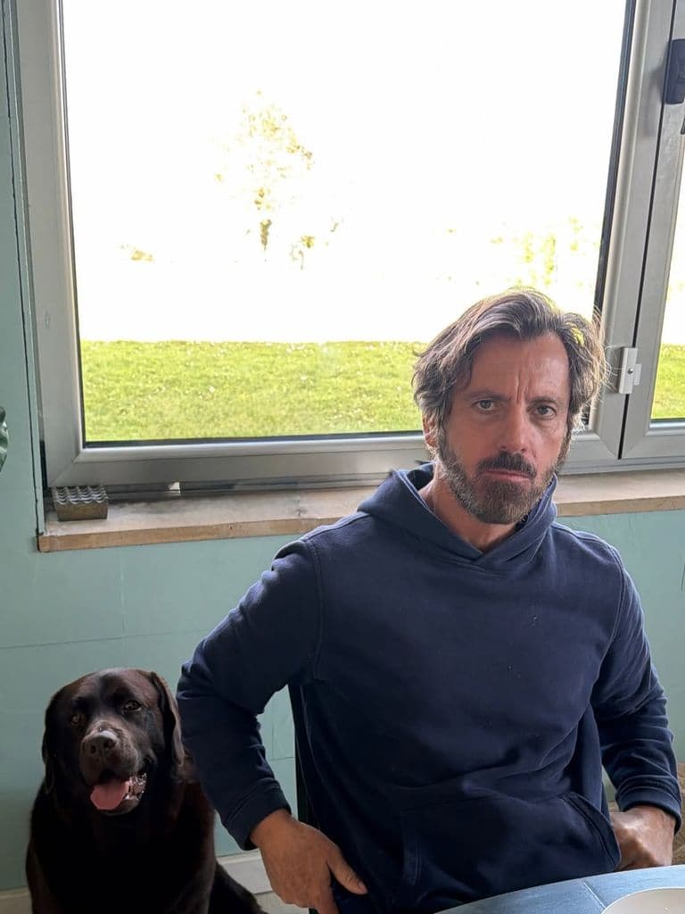Quique Sánchez-Flores junto a uno de los perros de Blanca, fotografiado por la modelo