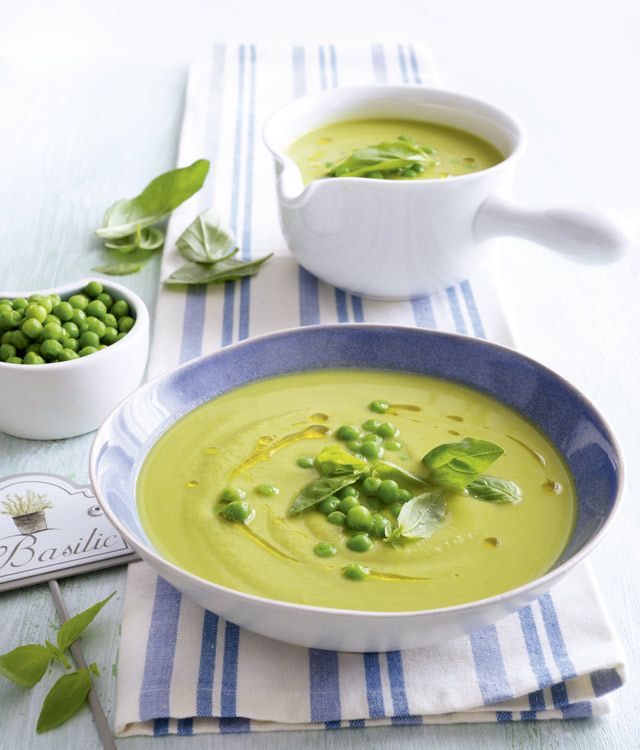 Crema de guisantes con aceite de albahaca