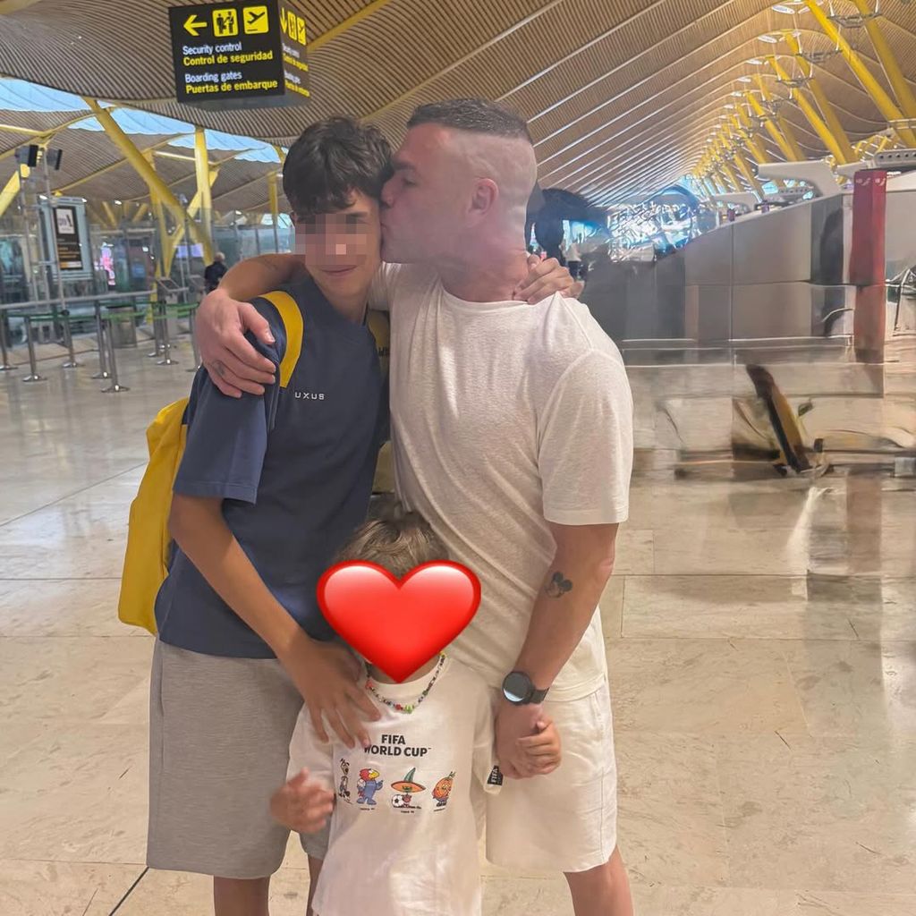 Fonsi Nieto despide en el aeropuerto a su hijo Lucas, que se va un mes a estudiar a EEUU