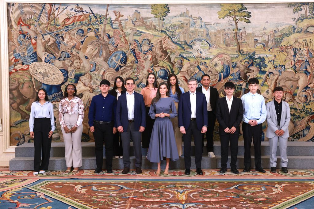 La Reina recibe a jóvenes de Colombia y Perú, hijos de emprendedores vulnerables, que podrán ir a la universidad gracias a una beca de la Fundación Microfinanzas BBVA (FMBBVA).
