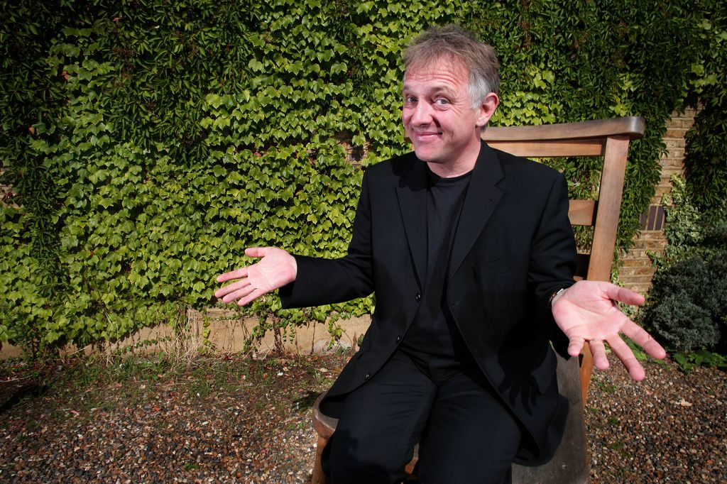 Rik Mayall fue elegido para dar vida a Pevves en el cine, pero su personaje se quedo fuera por la duración del metraje