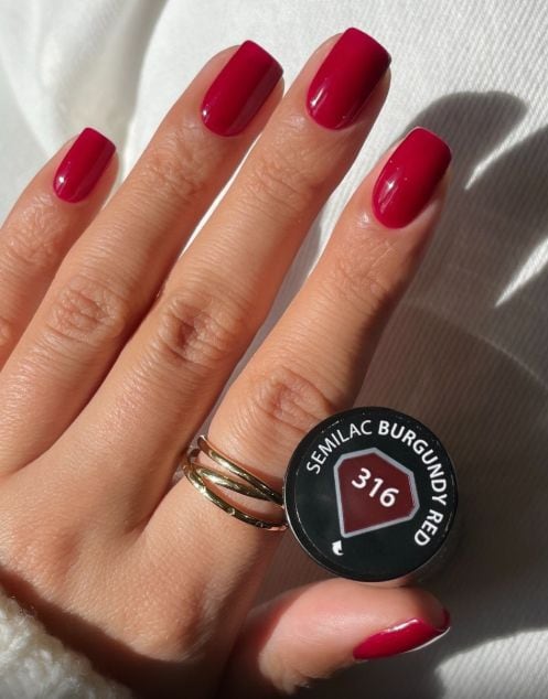 manicura roja cuadrada