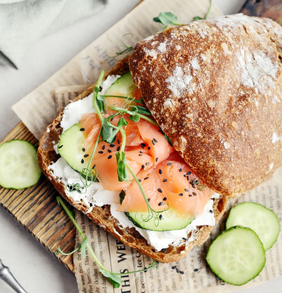 Salmón, queso crema y pepino, otra combinación ideal como relleno para un rico bocadillo de verano.