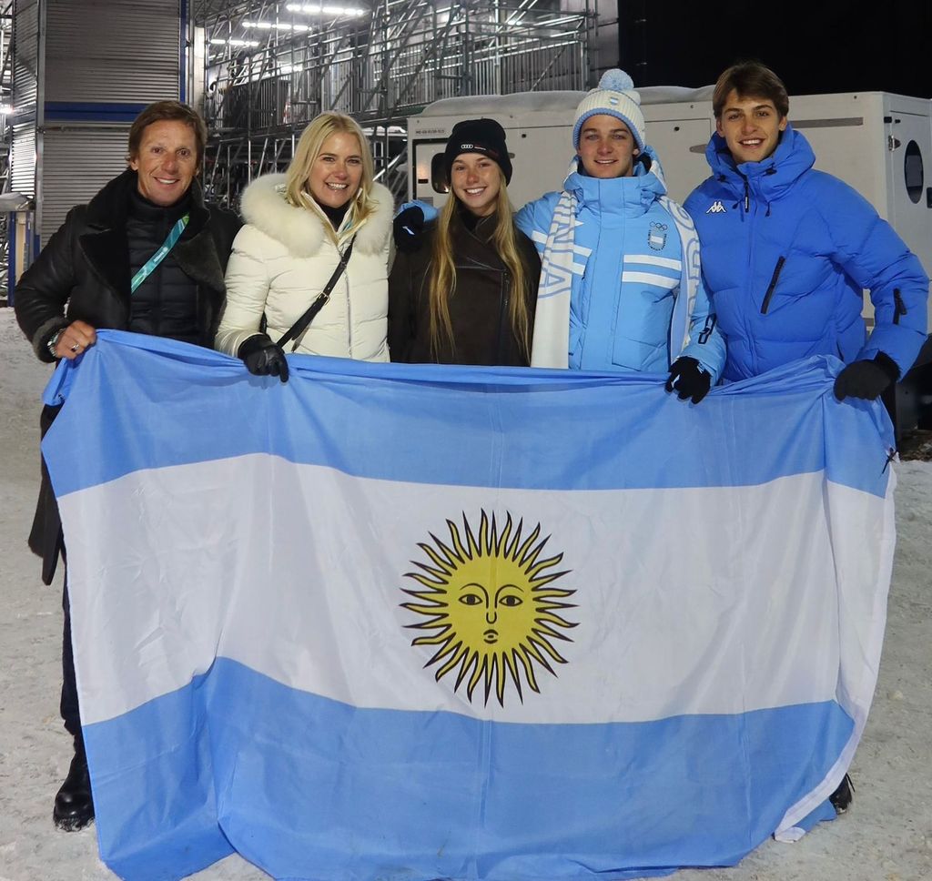 Valeria Mazza, con su marido y tres de sus hijos