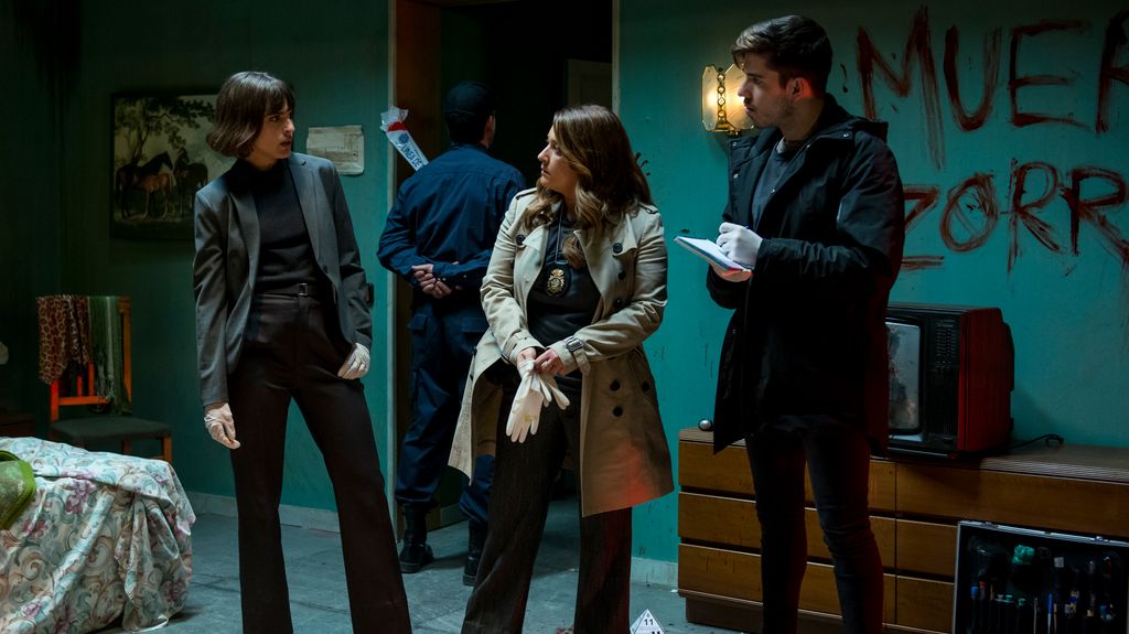 Verónica Echegui en su participación en 'Paquita Salas' junto a Roi Méndez y Mariona Terés