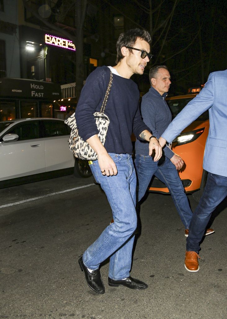Harry Styles lleva un bolso Chanel en las calles de Nueva York.