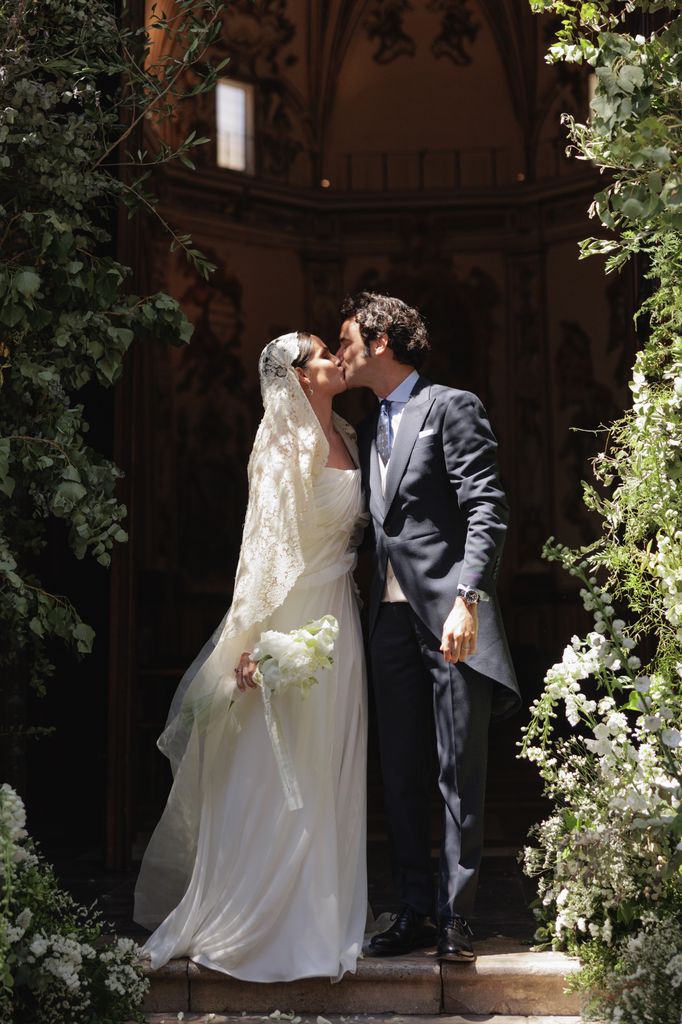 El apasionado beso tras el enlace