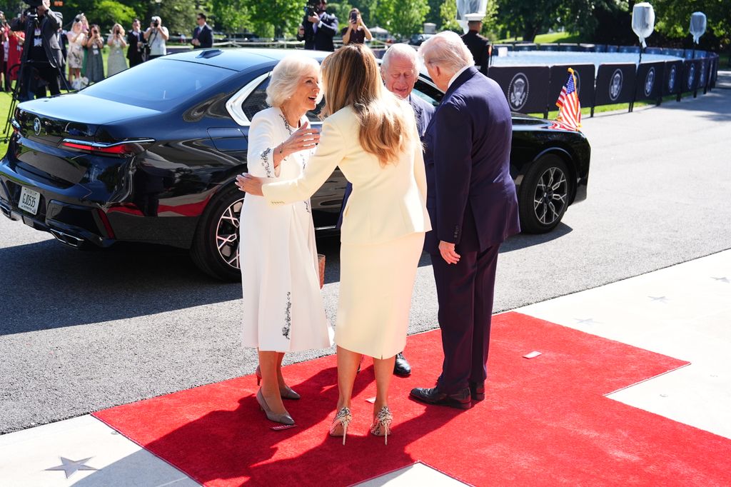 El momento que Camilla rompe el protocolo al besar, primero ella, a Melania Trump