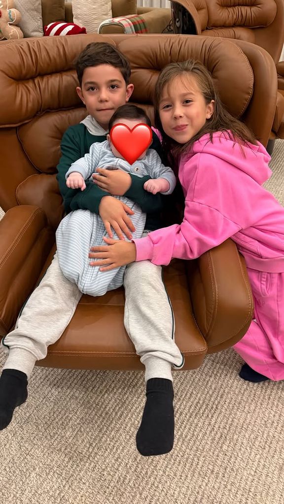 Saúl Adiel y María Fernanda posan con la pequeña Eva Victoria en brazos