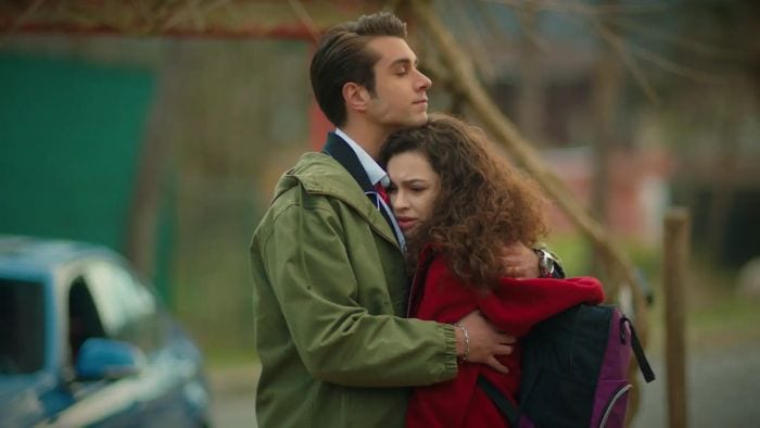 'Hermanos': Doruk le pide a Asiye que no se marche de Estambul y que sea su novia